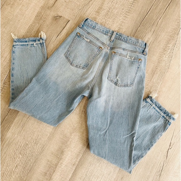 NWOT Abercrombie & Fitch High Rise Frayed Ankle Mom Jeans Light Wash - Picture 5 of 5